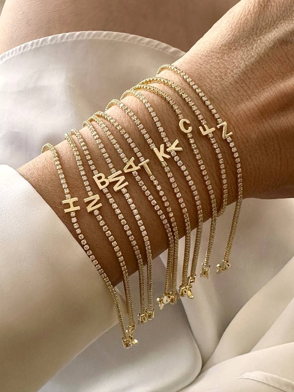 Gold Renk Zirkon Taşlı Rodyum Kaplama ( T ) Harfli Su Yolu Bileklik Uzunluk 16,5 cm. Ek Klipsle 17,5 cm. Taş Genişlik 1,5 mm.