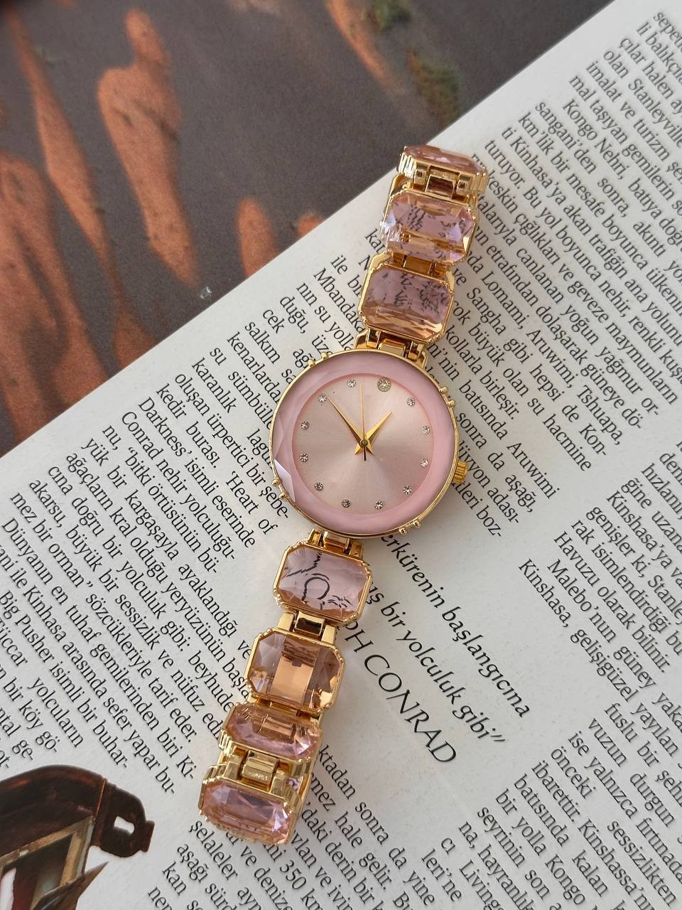Metal Gold Renk Pembe Renkli Taşlı Kadın Kol Saati