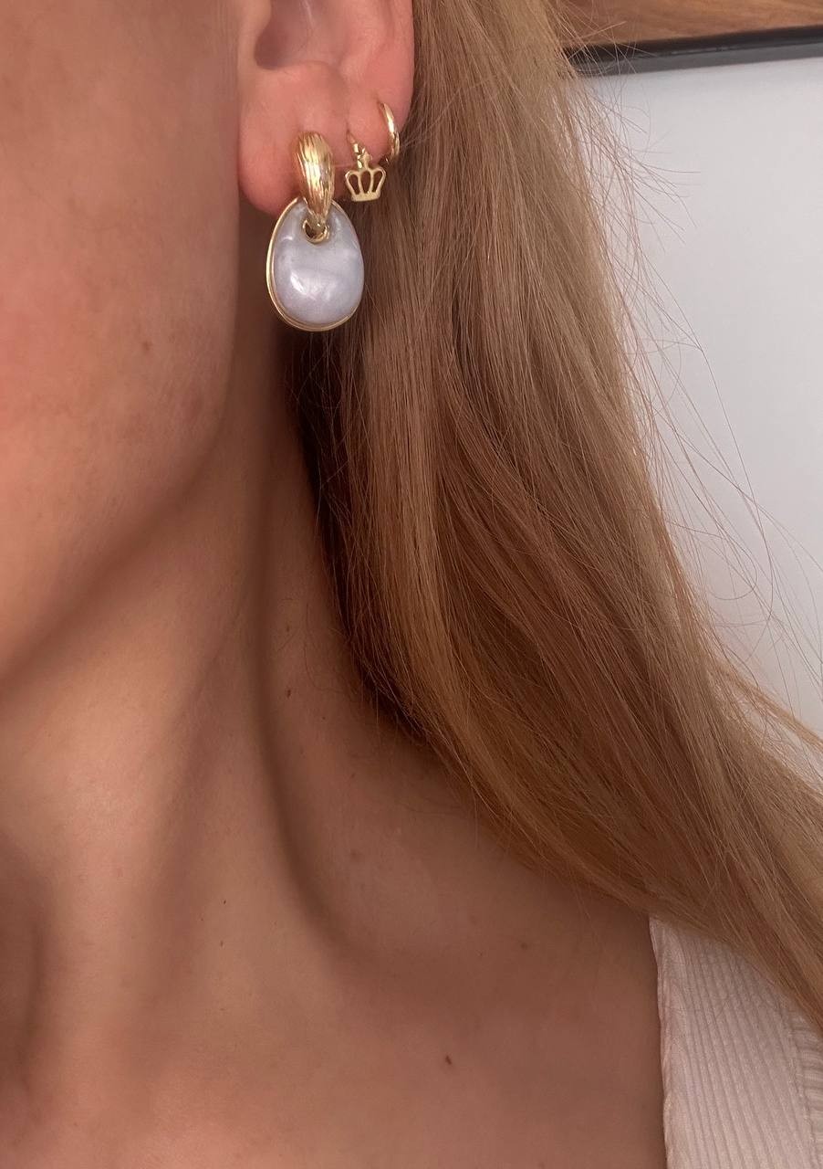 Vip Seri Gold Renk 925 K Gümüş Kaplama Açık Gri Taşlı Sallantılı Küpe Uzunluk 2,5 cm.