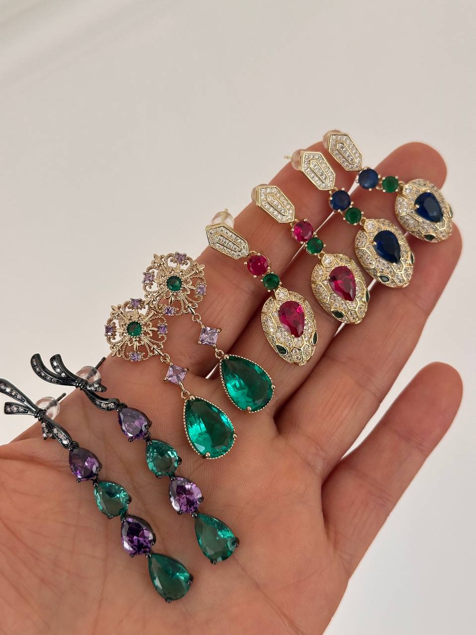 Vip Seri Gold Renk 925 K Gümüş Kaplama Zirkon Yeşil ve Mavi Taşlı Sallantılı Vintage Özel Tasarım Küpe Uzunluk 4 cm.