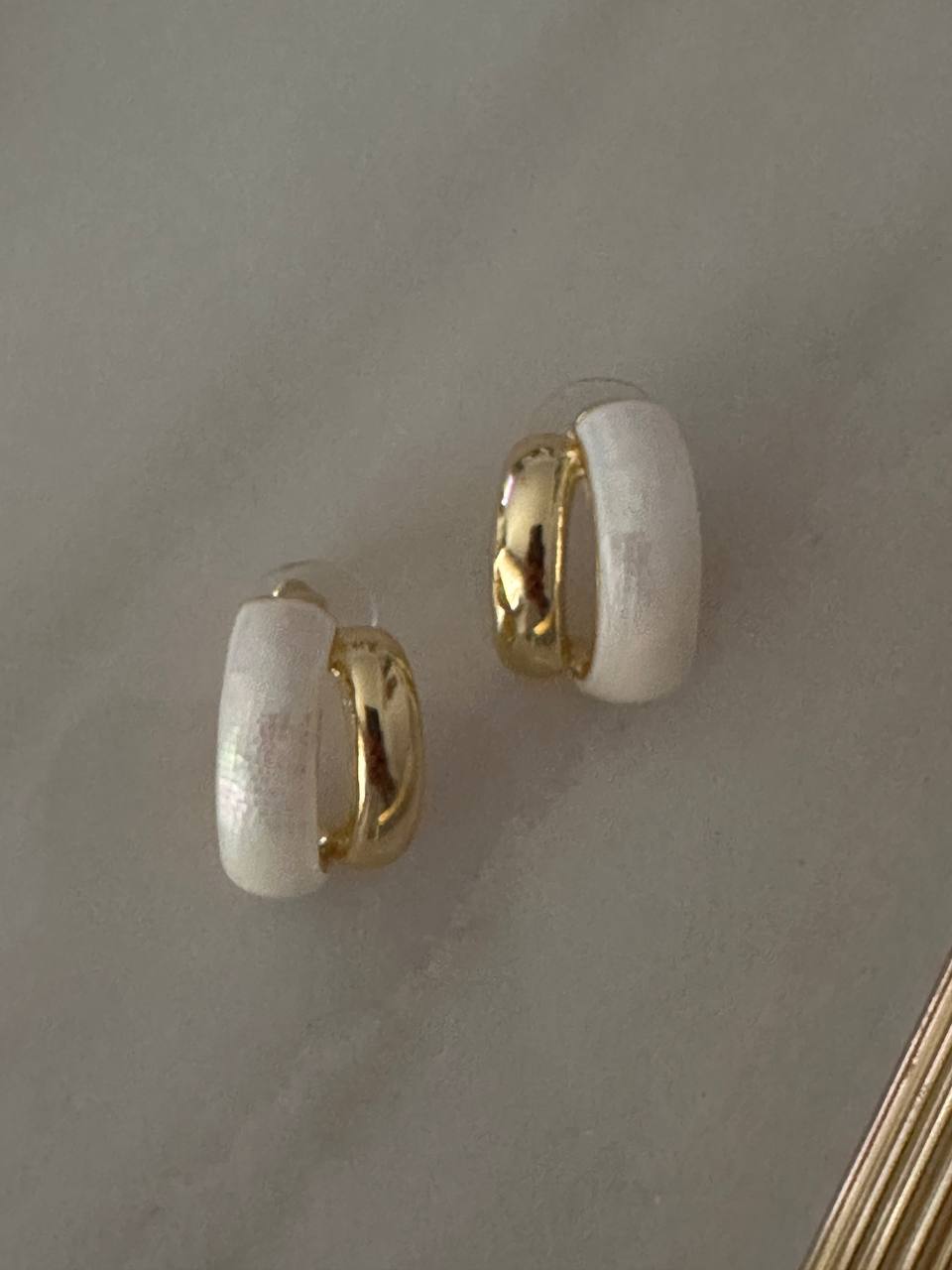 Vip Çelik Gold Renk Sedef Taşlı Antialerjik Premium Seri Çift Sıra Küpe Genişlik 1,5 cm. Uzunluk 2,5 cm.