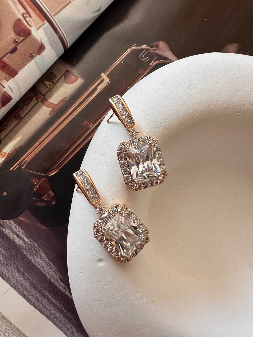 Vip Çelik Gold Renk Zirkon Baget Taş Sallantılı Antialerjik Özel Tasarım Küpe Taş Genişlik 1,5 cm. Uzunluk 3,5 cm.