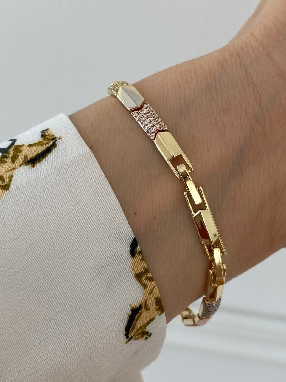 Vip Çelik Gold Renk Zirkon Taş Antialerjik Bileklik Uzunluk 15,5 cm. Ek Klipsle 17,5 cm.