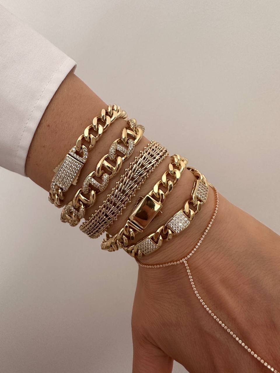 Vip Çelik Gold Renk Zirkon Taşlı Antialerjik Kalın Zincir Bileklik Uzunluk 19,5 cm. Kalınlık 1 cm.