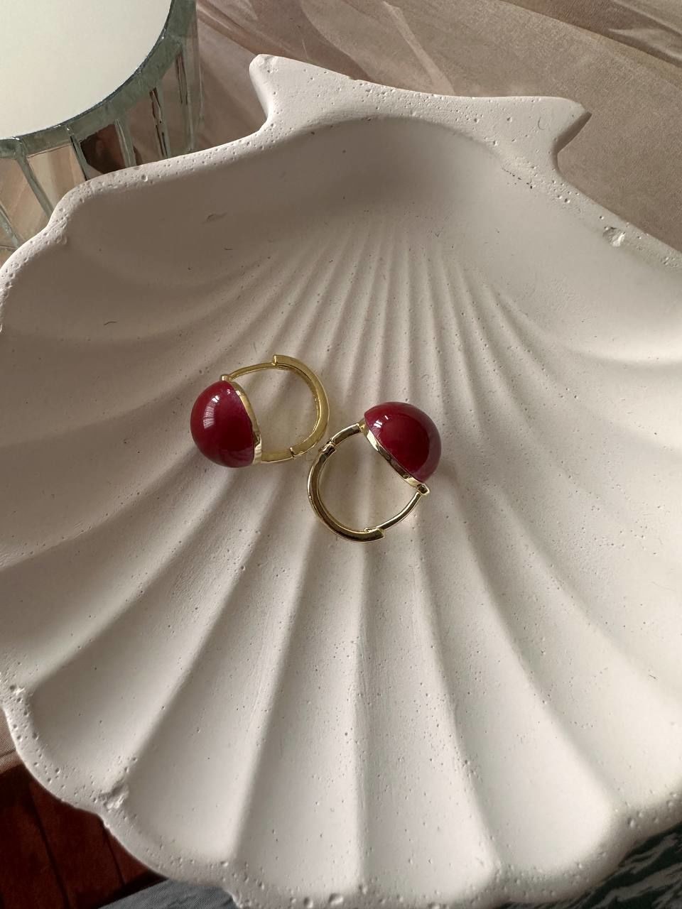 Vip Çelik Gold Renk Bordo Akrilik Detaylı Oval Halka Küpe Genişlik 2 cm.