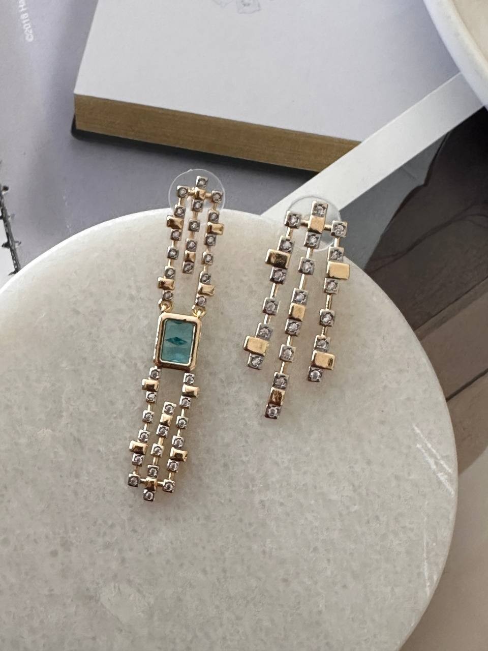 Gold Renk Zirkon Turkuaz ve Beyaz Taşlı Rodyum Kaplama Vip Seri 2 Farklı Tasarım Küpe Uzunluk 5,5 cm. 4 cm.