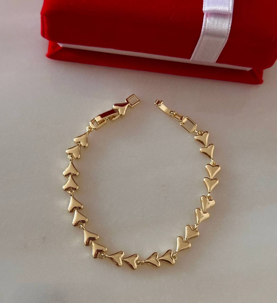 Vip Çelik Gold Renk Sıralı Kalp Detaylı Bileklik Uzunluk 16,5 cm. Ek Klipsle 18,5 cm.