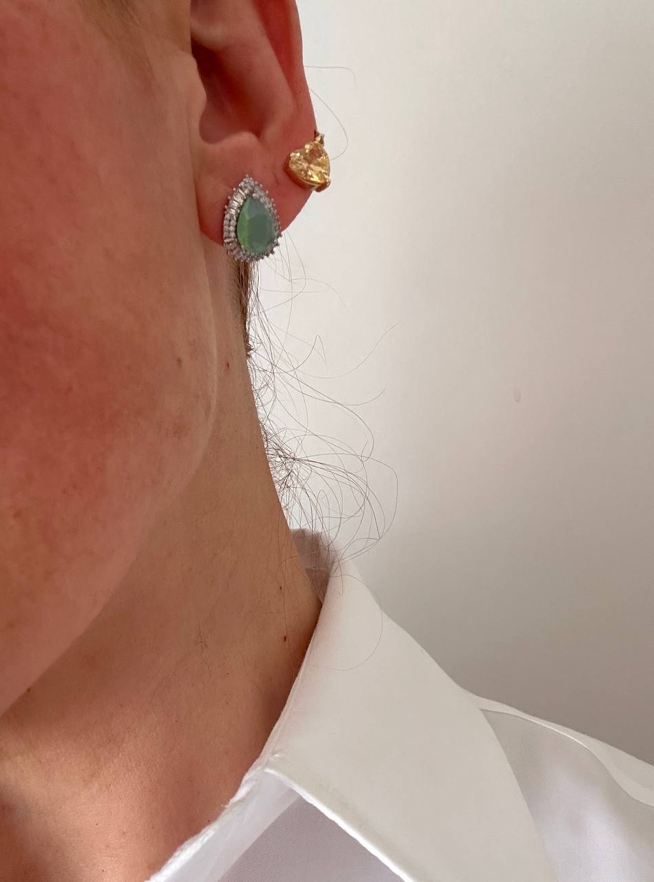 Vip Seri Gümüş Renk 925 K Gümüş Kaplama Zirkon Yeşil Damla Taşlı Küpe Genişlik 1 cm. Uzunluk 1,5 cm.