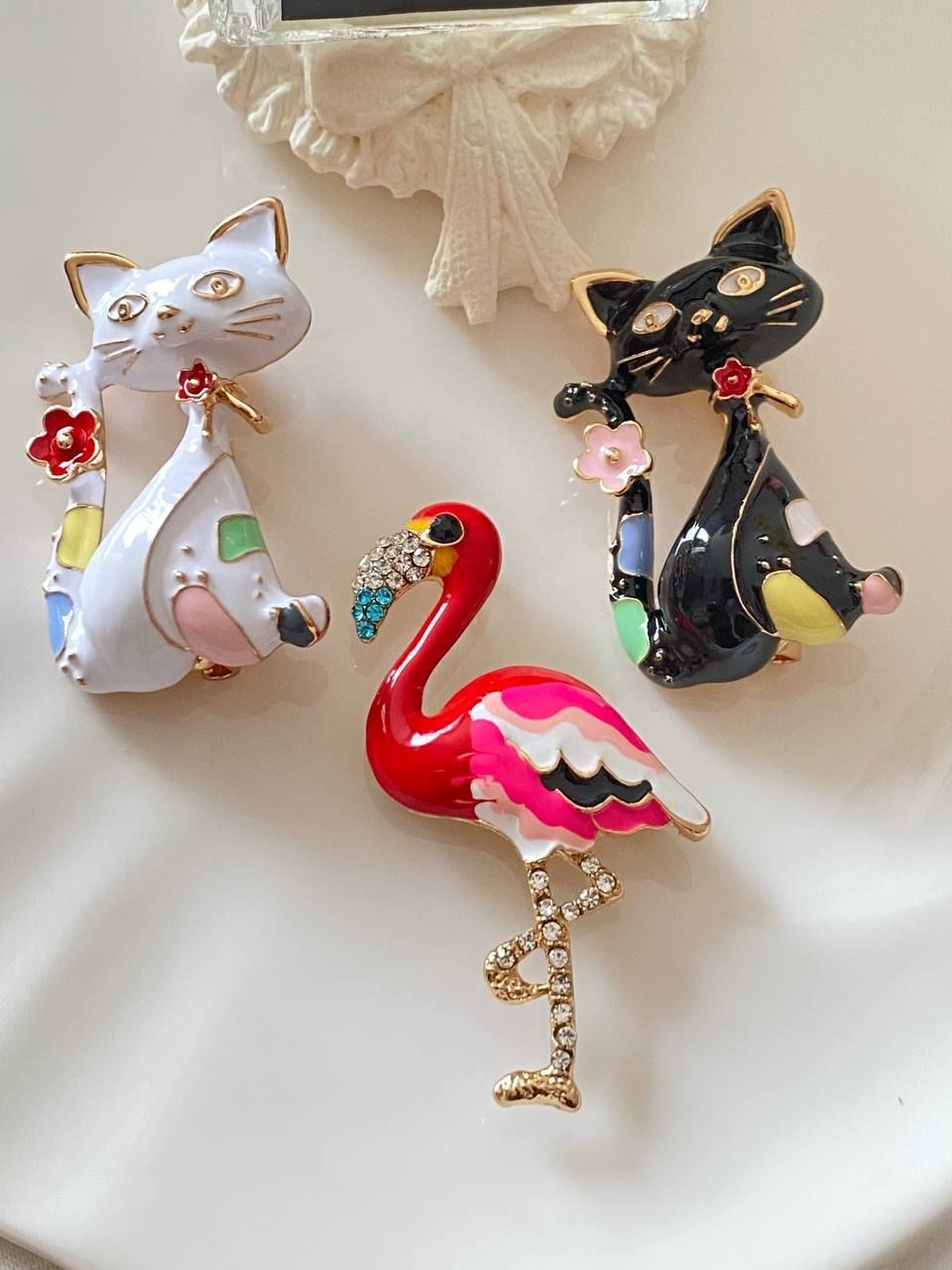 Gold Renk Kristal Taşlı Renkli Flamingo Figürlü Broş Genişlik 4 cm. Boy 5,5 cm.