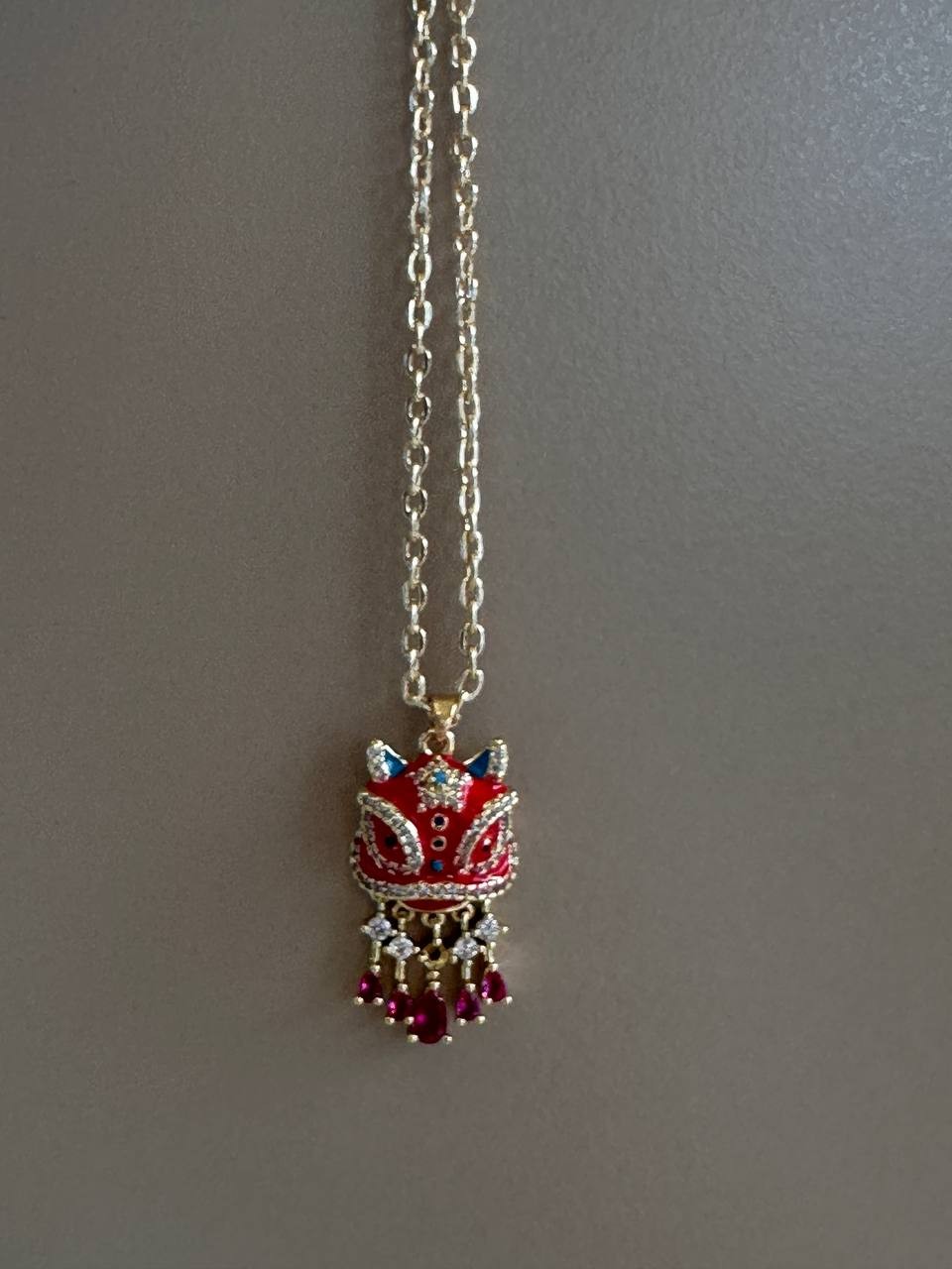 Vip Seri Gold Renk Zirkon Renkli Taşlı Aslan Maskesi Kolye ( Koruma, Şans Getirmesi, Güç Sembolü ) Olarak Kullanılır Uzunluk 50 cm. 55 cm.