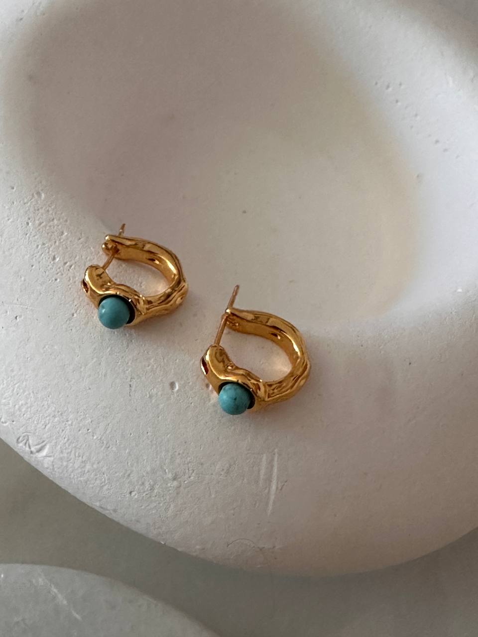 Vip Seri Gold Renk Turkuaz Taşlı Rodyum Kaplama Halka Küpe Genişlik 1,3 cm.