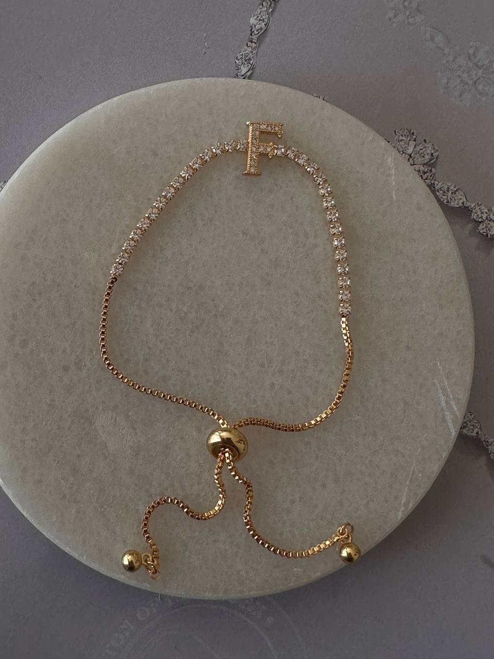 Gold Renk Zirkon Taşlı Rodyum Kaplama ( F ) Harfli Su Yolu Asansör Bileklik