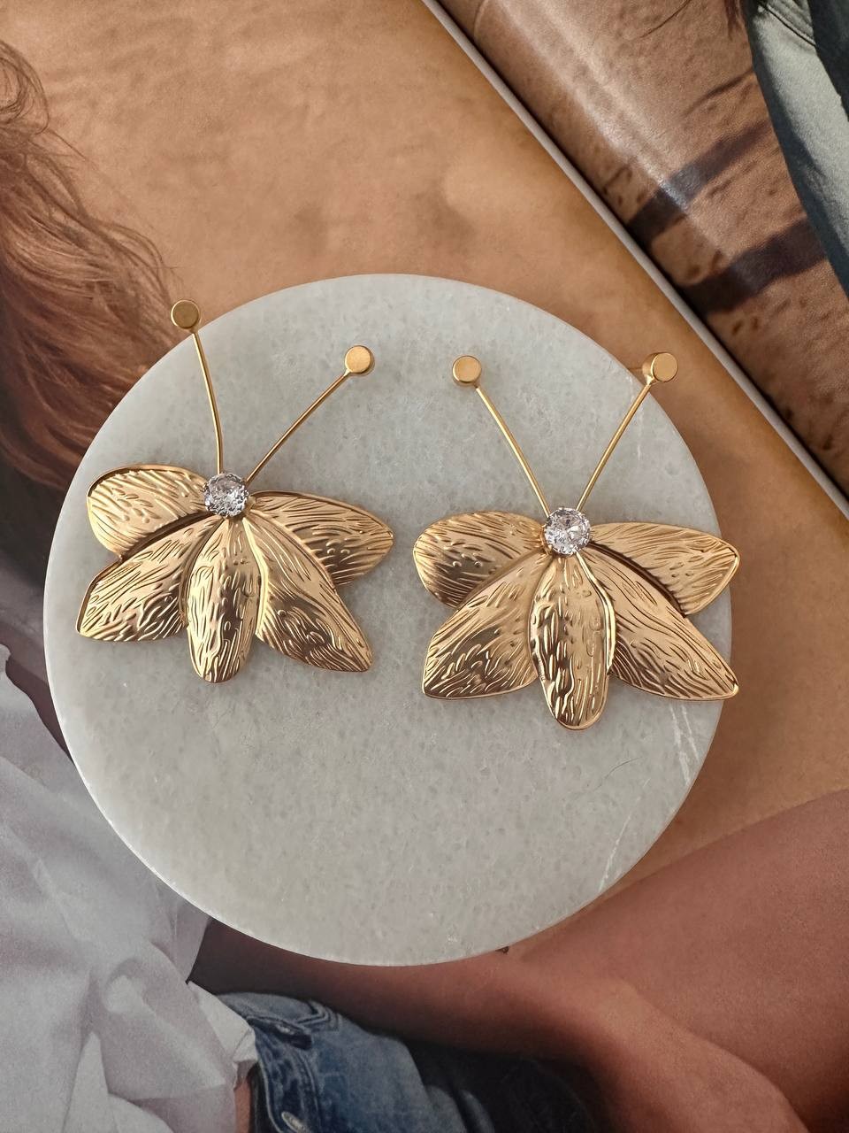 Vip Seri Gold Renk Zirkon Taşlı Rodyum Kaplama Arı Tasarım Küpe Genişlik 4 cm. Uzunluk 5 cm.