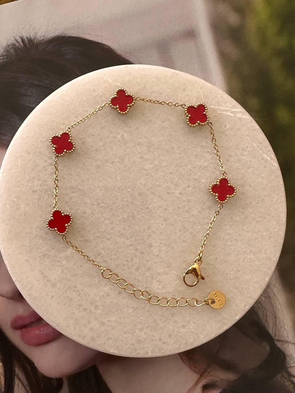 Paslanmaz Çelik Gold Renk Kırmızı Yonca Figürlü Bileklik Uzunluk 16 cm. 20 cm.
