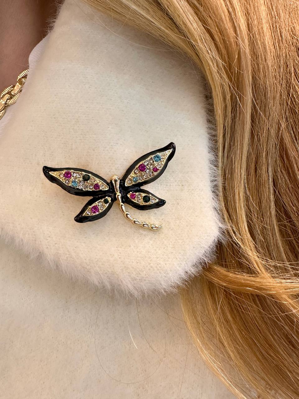 Metal Gold Renk Kristal Renkli Taşlı Siyah Kelebek Figürlü Broş / Yaka İğnesi Genişlik 4,5 cm. Boy 3 cm.