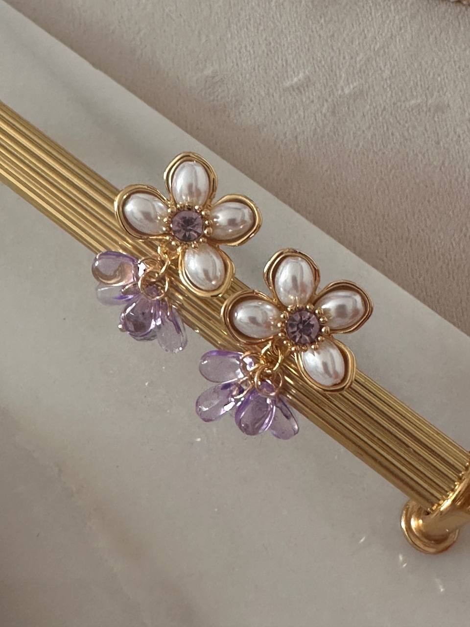 Vip Seri Gold Renk İnci ve Lila Kristal Taşlı Rodyum Kaplama Çiçek Tasarım Küpe Genişlik 2 cm. Uzunluk 3 cm.