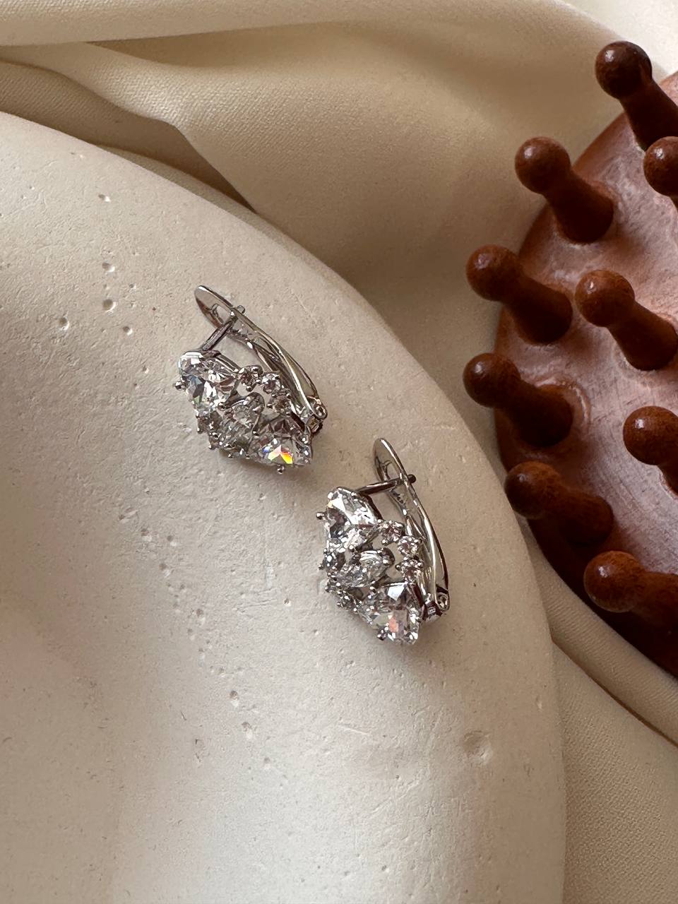 Vip Çelik Gümüş Renk Zirkon Taşlı Tasarım Oval Halka Küpe Genişlik 1 cm.