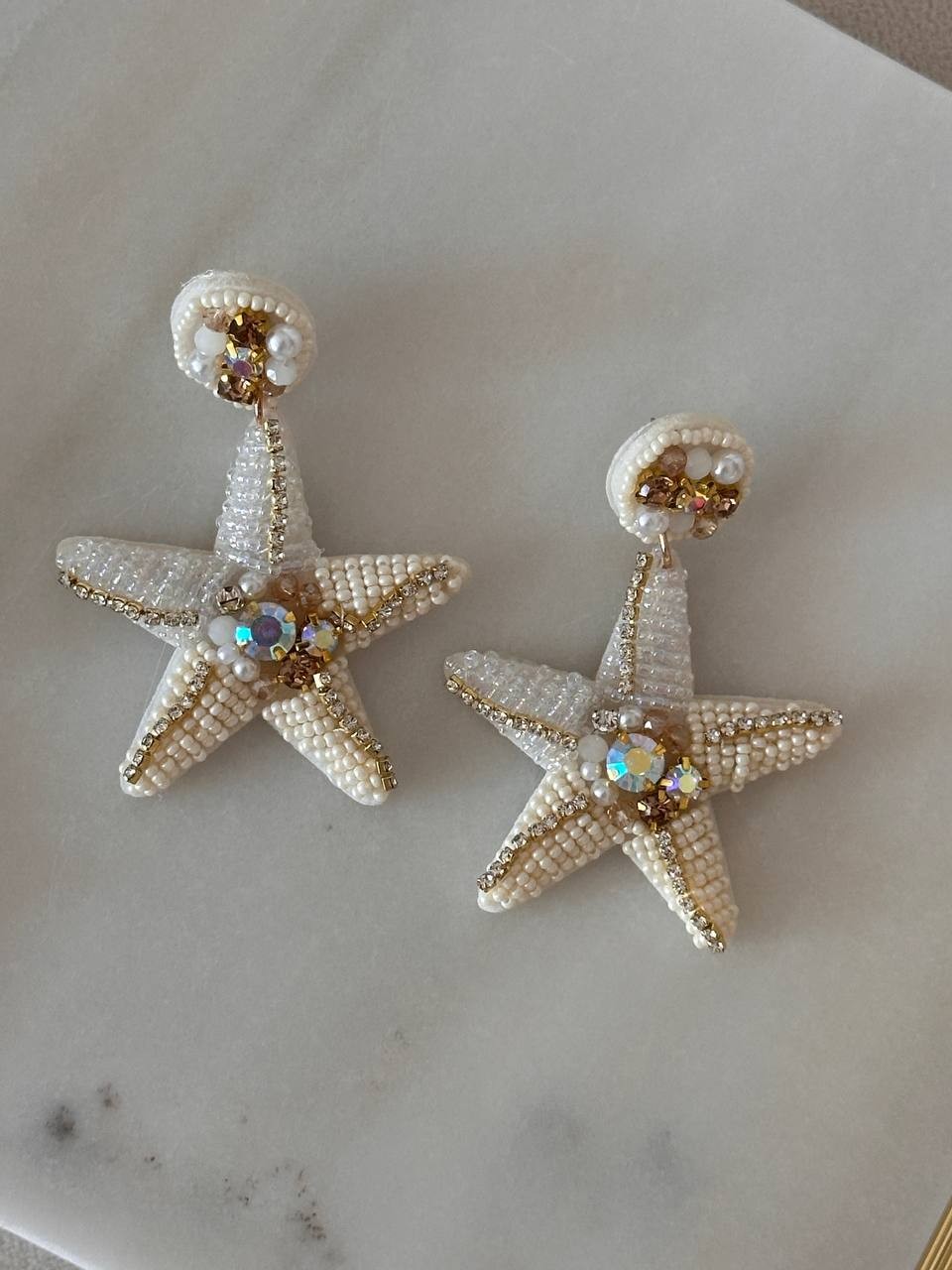 Gold Renk Rodyum Kaplama Krem Rengi Boncuk ve Renkli Kristal Taşlı Deniz Yıldızı Sallantılı Küpe Genişlik 5 cm. Uzunluk 7 cm.