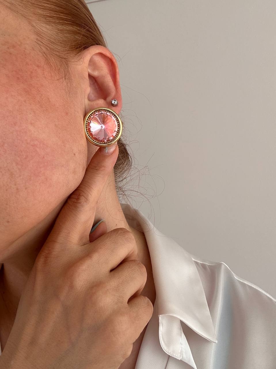 Vip Seri Gold Renk Pembe Zirkon Taşlı Rodyum Kaplama Tasarım Küpe Genişlik 2,5 cm.