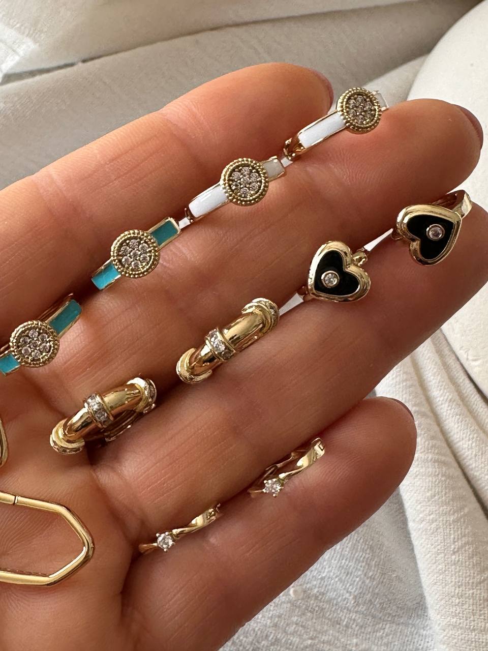 Vip Çelik Gold Renk Zirkon Taşlı Beyaz Mineli Antialerjik Halka Küpe Genişlik 1,5 cm.