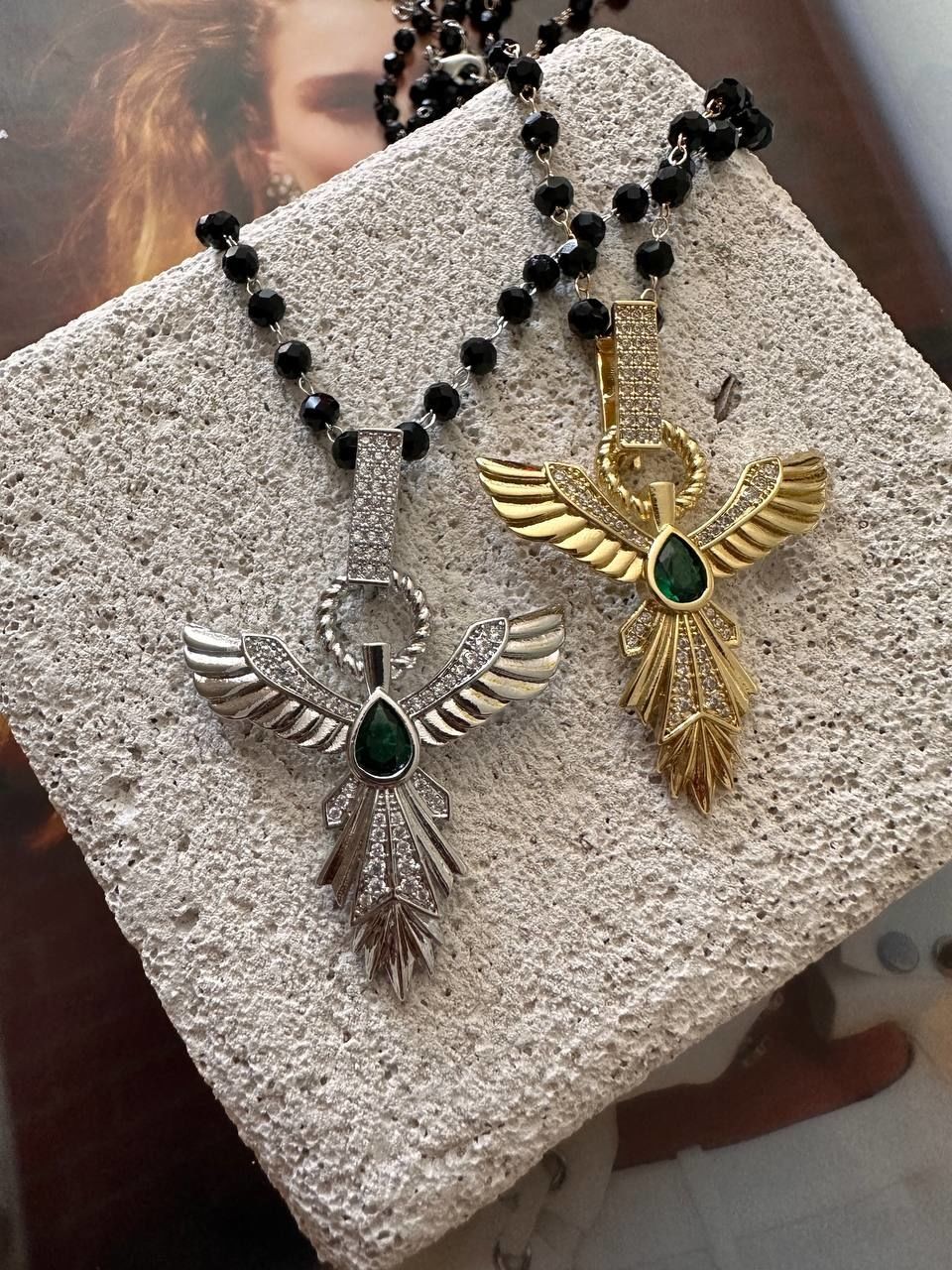 Vip Çelik Gold Renk Zirkon Yeşil Damla Taşlı Siyah Boncuk Detaylı Melek Figürlü Antialerjik Kolye Uzunluk 60 cm.