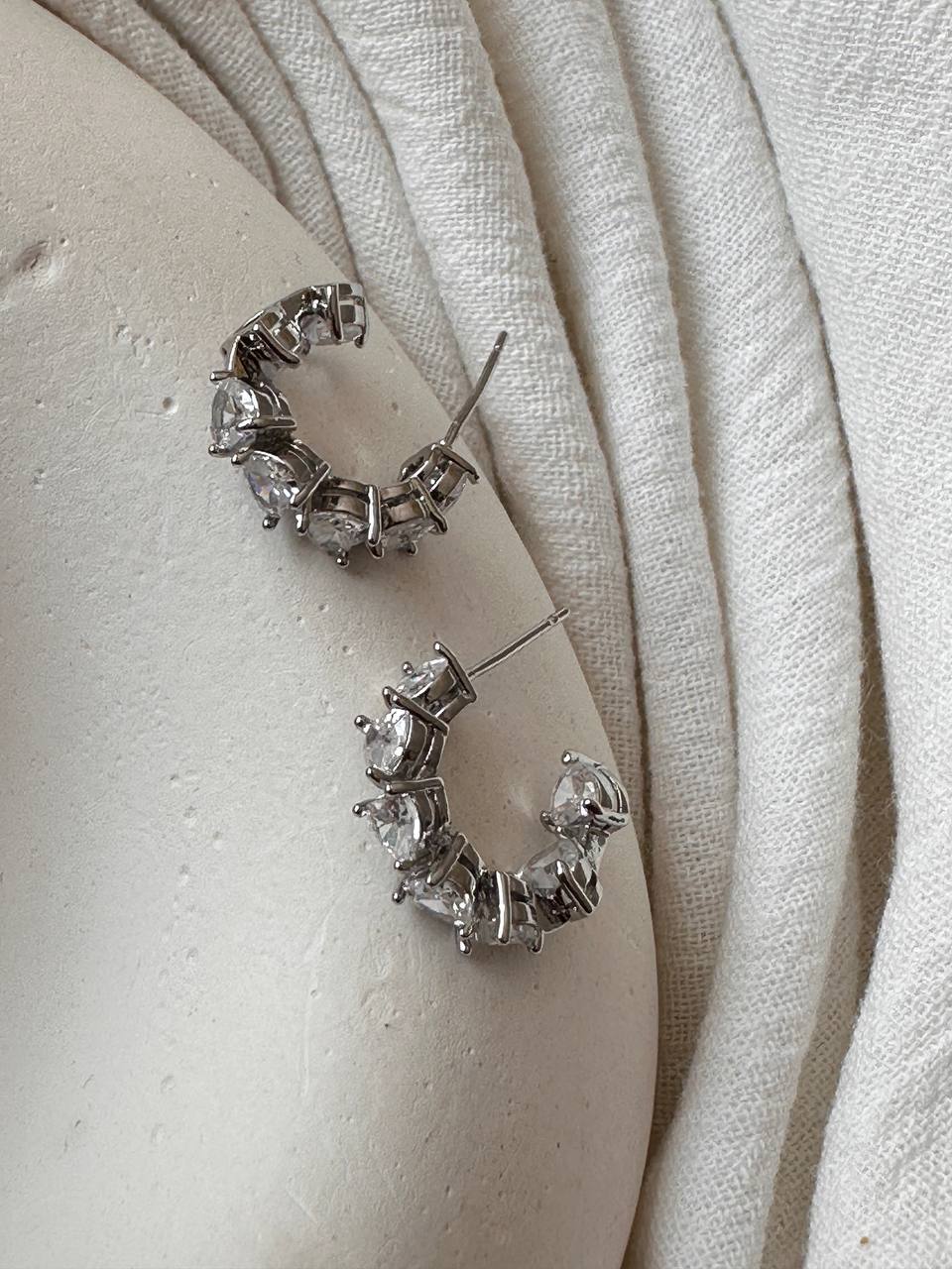 Vip Seri Gümüş Renk 925 K Gümüş Kaplama Zirkon Kalp Taşlı Yarım Halka Küpe Genişlik 2 cm.