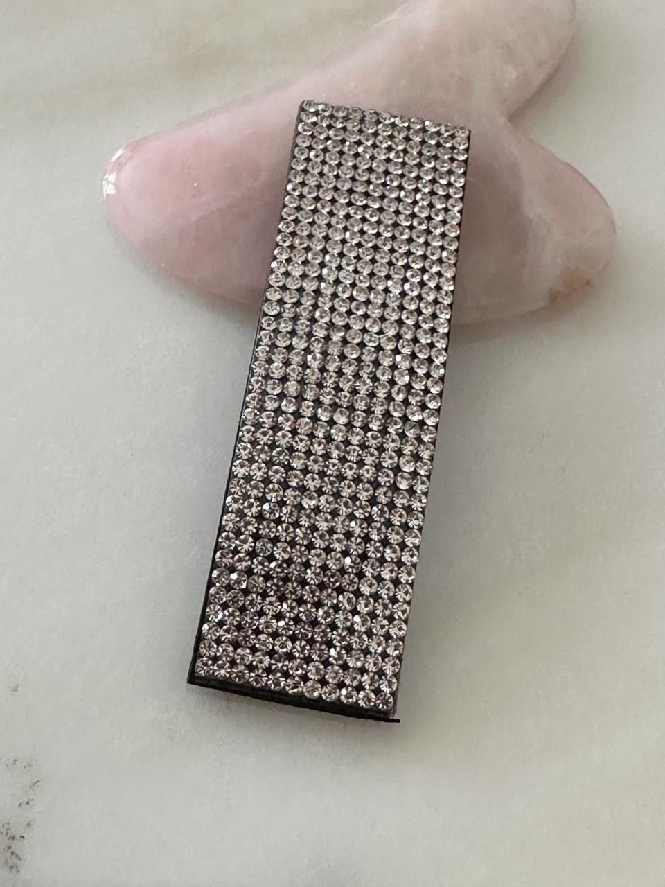 Siyah Metal Kristal Taşlı Çıt Çıt Yan Toka Uzunluk 8 cm. Genişlik 2,5 cm.