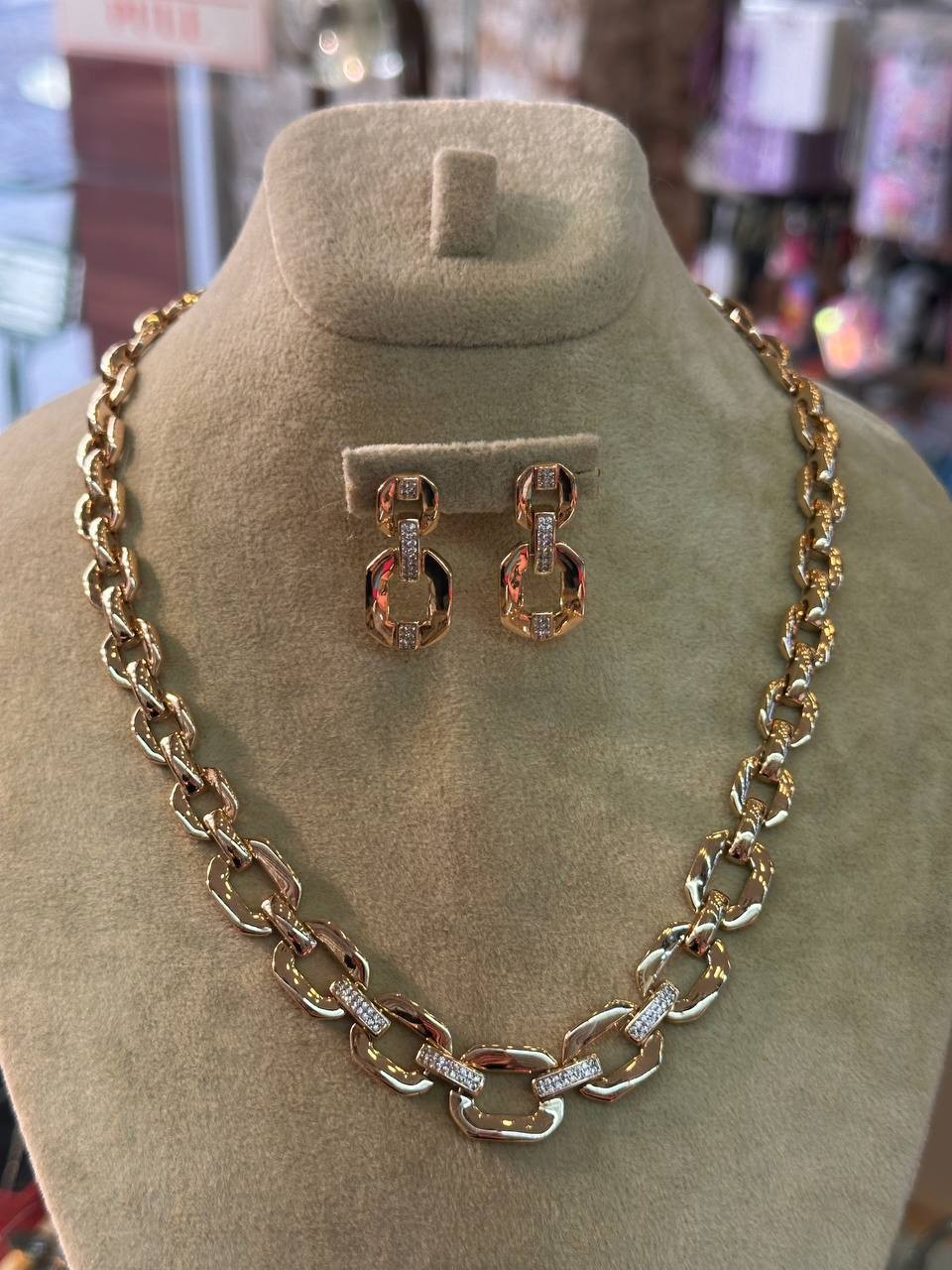 Vip Çelik Gold Renk Zirkon Taşlı Premium Seri Antialerjik Kolye ve Küpe 2'li Set Takım