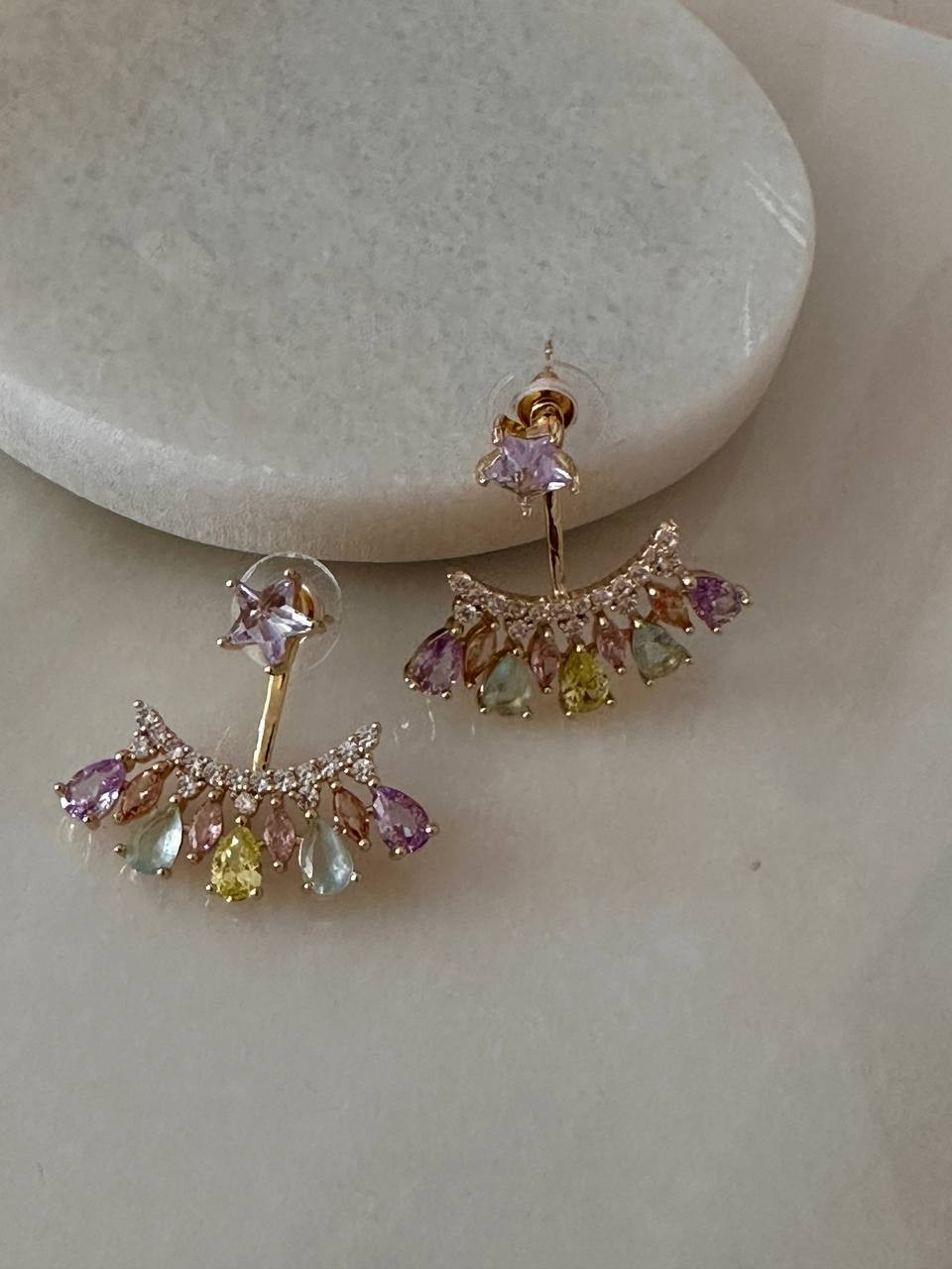 Vip Seri Gold Renk Zirkon Renkli Taşlı Yıldız Detaylı Rodyum Kaplama Küpe Genişlik 3 cm. Uzunluk 2,5 cm.