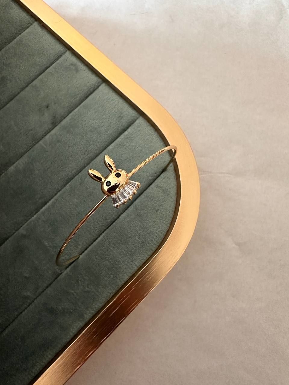 Vip Çelik 14 K Gold Renk Zirkon Taş Antialerjik Tavşan Figürlü İnce Kelepçe Bileklik Genişlik 6 cm.