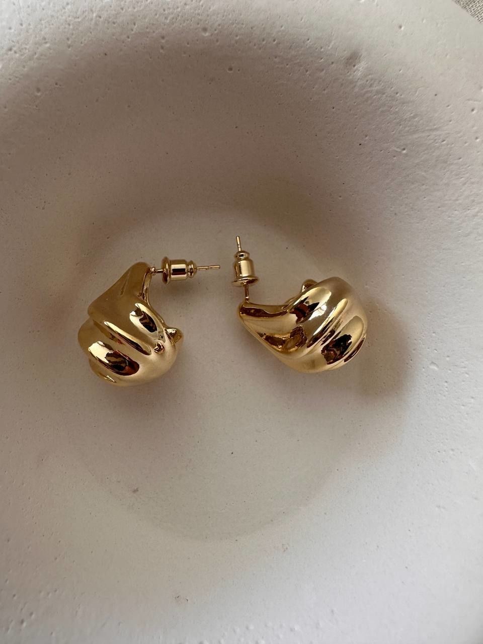 Gold Renk Paslanmaz Çelik Lazer Kesim Küpe Genişlik 1,5 cm. Uzunluk 2 cm.