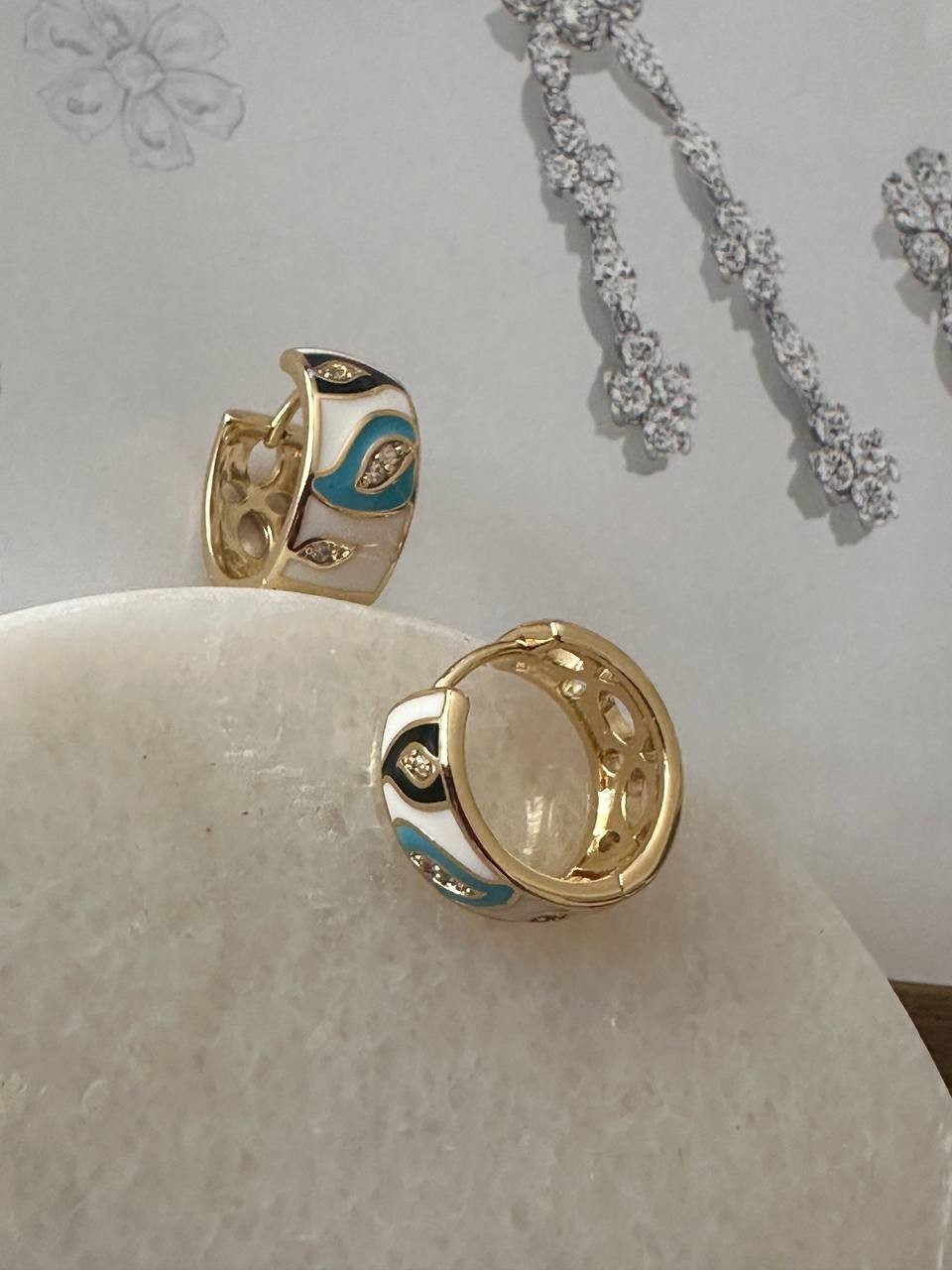 Vip Çelik Gold Renk Zirkon Taşlı Renkli Mineli Lazer Kesim Antialerjik Halka Küpe Genişlik 1,5 cm. Kalınlık 7 mm.
