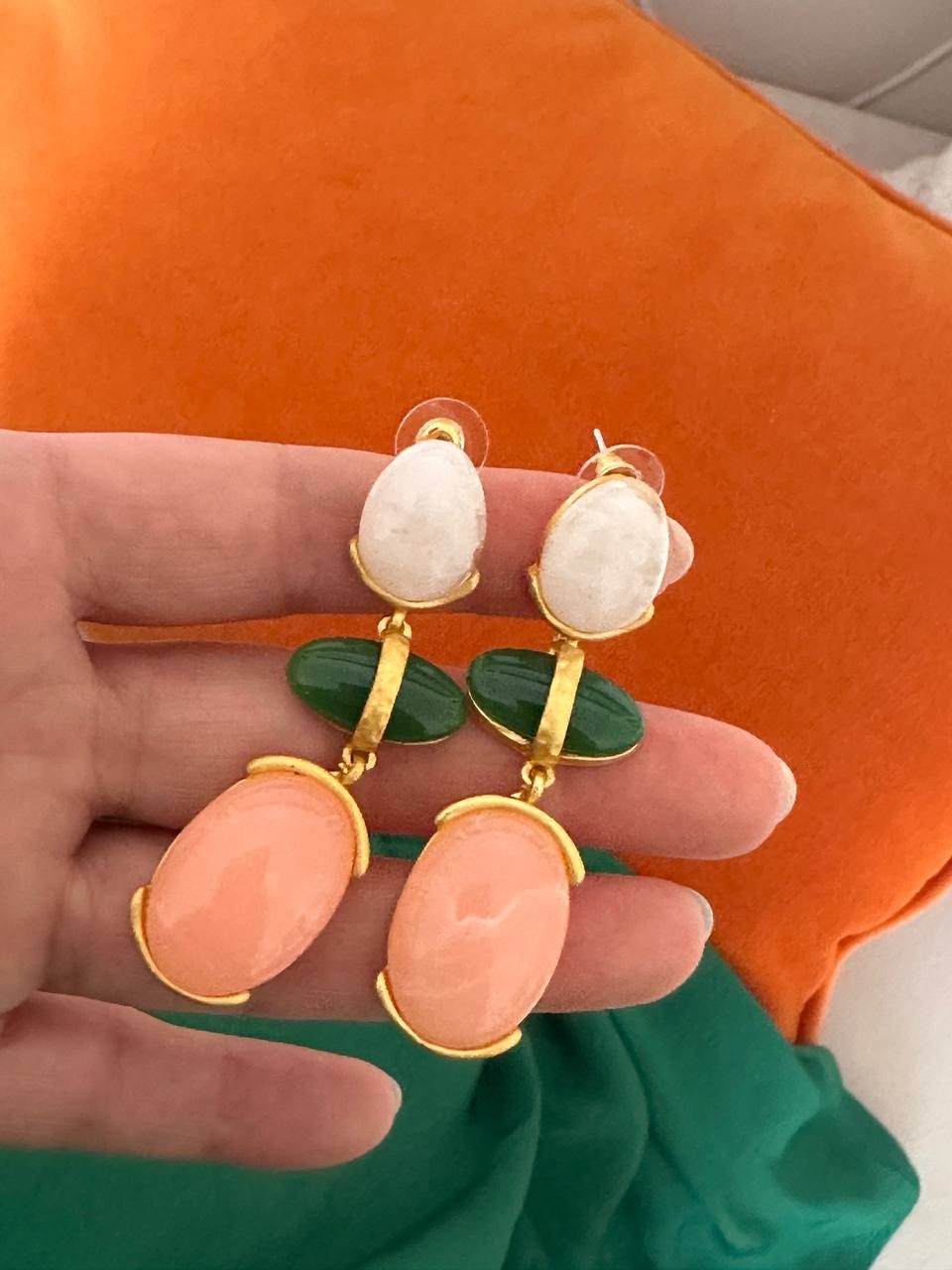 Gold Renk Rodyum Kaplama Renkli Taş Sallantılı Küpe Uzunluk 7,5 cm.