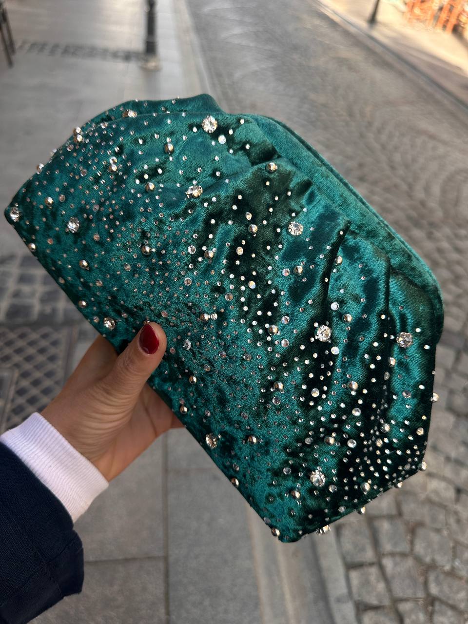 Yeşil Kadife Kumaş Kristal Taşlı Uzun Askılı Vintage Çanta Genişlik 30 cm. Boy 16 cm.