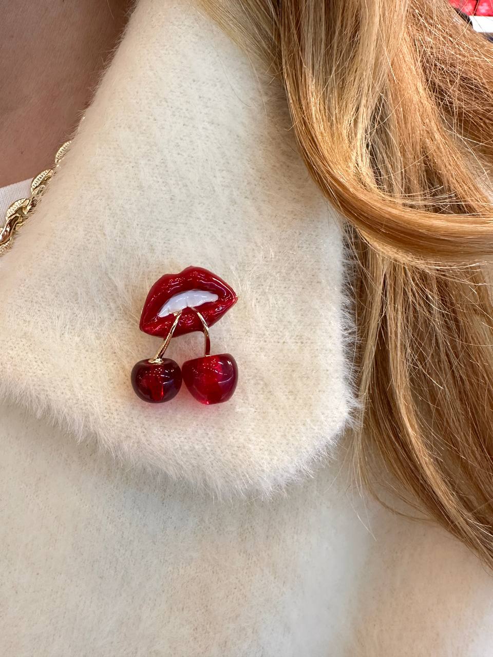 Metal Gold Renk Dudak ve Kiraz Figürlü Broş / Yaka İğnesi Genişlik 2,5 cm. Uzunluk 3 cm.