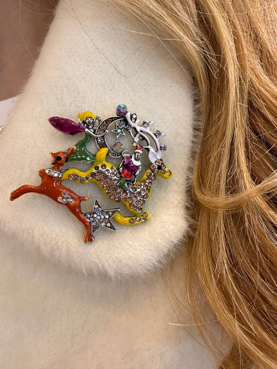 Metal Gold Renk Kristal Renkli Taşlı Yılbaşı Temalı Tasarım Broş / Yaka İğnesi Genişlik 5 cm. Boy 6 cm.