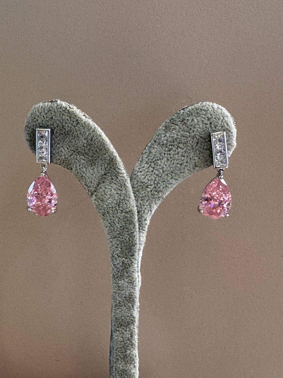 Vip Seri Gümüş Renk 925 K Gümüş Kaplama Zirkon Beyaz ve Pembe Damla Taş Sallantılı Küpe Uzunluk 2,5 cm.