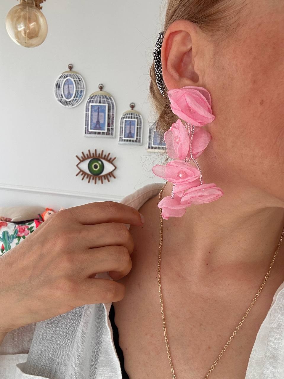 Pembe Kristal Taşlı Pembe Tül Çiçek Figürlü Sallantılı Küpe Uzunluk 10 cm.