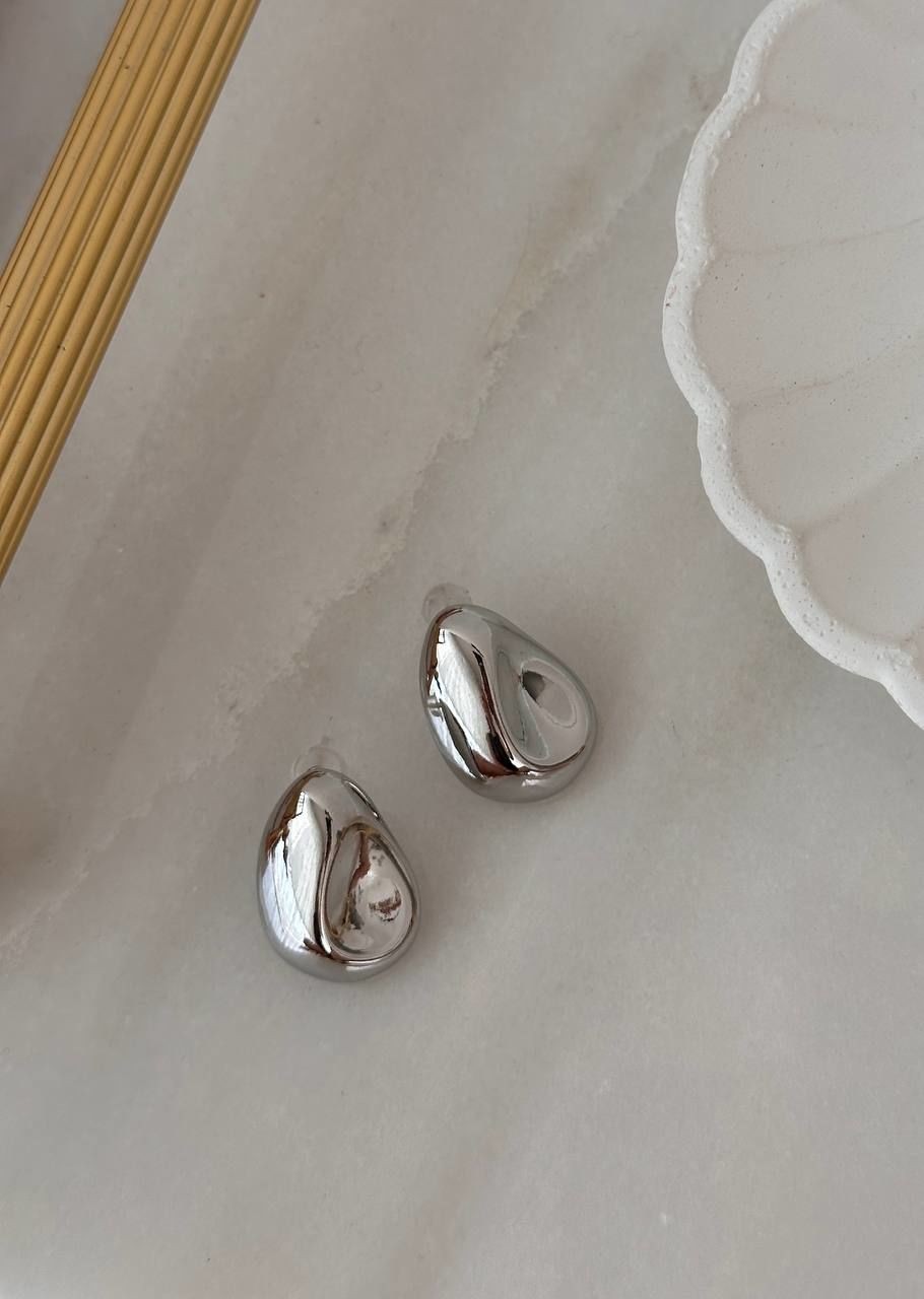 Platin Renk Rodyum Kaplama Lazer Kesim Damla Küpe Genişlik 1,5 cm. Boy 2 cm.