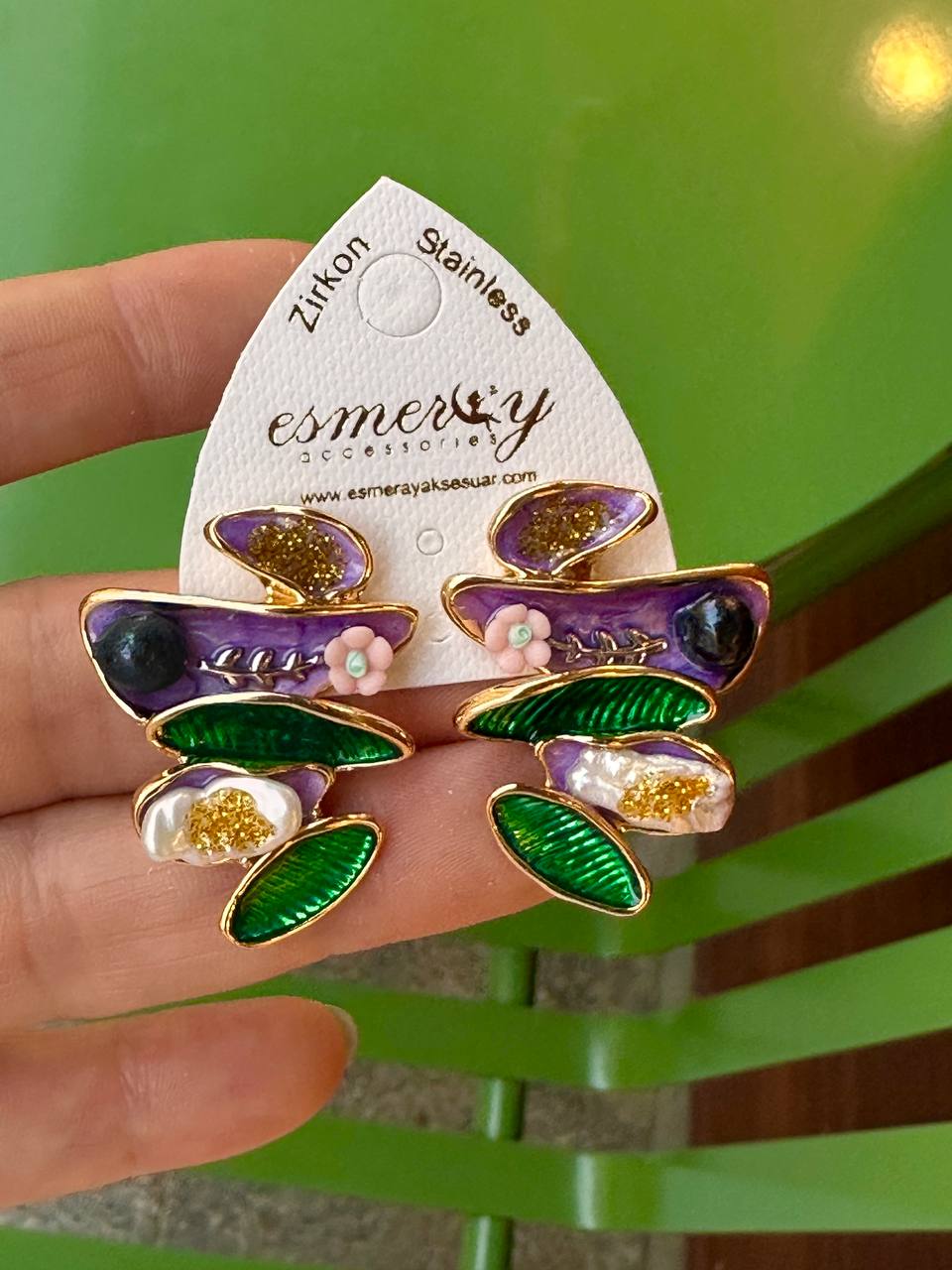 Vip Seri Gold Renk Rodyum Kaplama Renkli Mineli Tasarım Küpe Genişlik 3 cm. Uzunluk 3,5 cm.