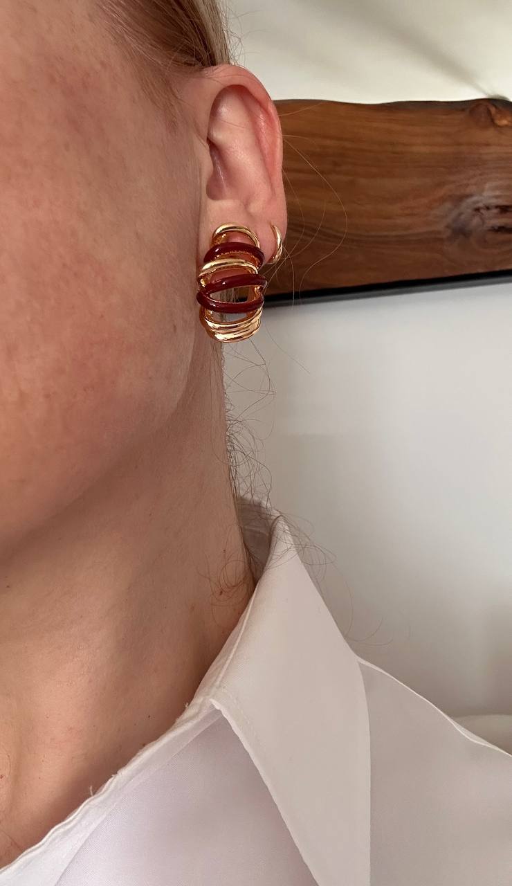 Gold Renk 925 K Gümüş Kaplama Bordo Mineli Tasarım Küpe Genişlik 2 cm. Uzunluk 3 cm.