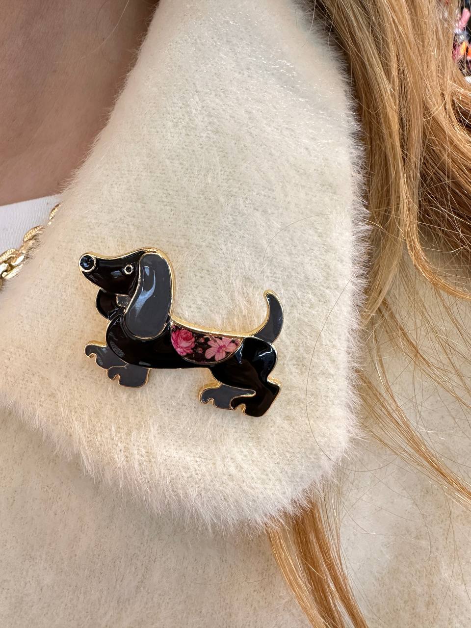 Metal Gold Renk Siyah Gri Mineli Köpek Figürlü Broş / Yaka İğnesi Genişlik 4,5 cm. Boy 3 cm.