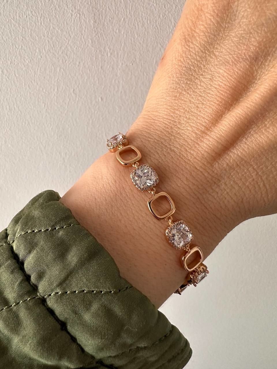 Vip Çelik Gold Renk Zirkon Taş Antialerjik Premium Seri Bileklik Uzunluk Min. 17,5 cm. Max. 21 cm. Taş Genişlik 8 mm.