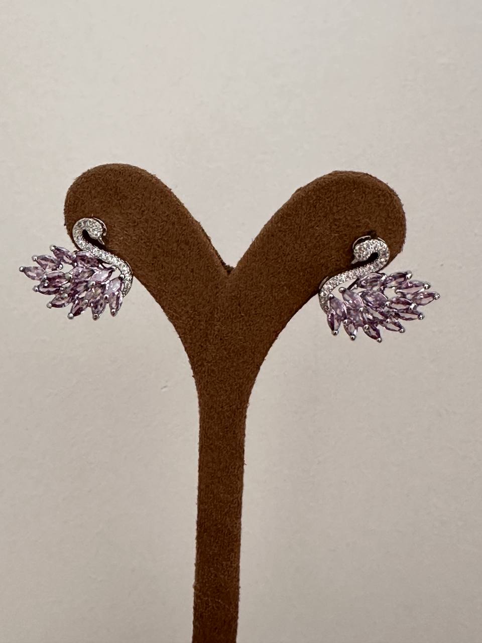 Vip Seri Gümüş Renk 925 K Gümüş Kaplama Zirkon Beyaz ve Mor Taşlı Kuğu Figürlü Küpe Genişlik 2 cm.