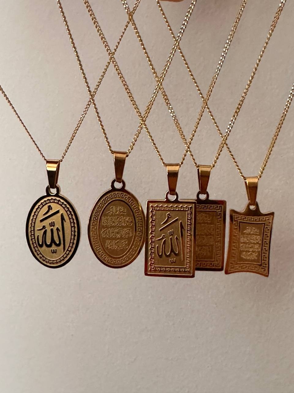 Vip Çelik 14 Ayar Altın Rengi ALLAH Yazılı Dikdörtgen Plaka Kolye Uzunluk 45 cm. Uç 1 cm. x 1.5 cm.