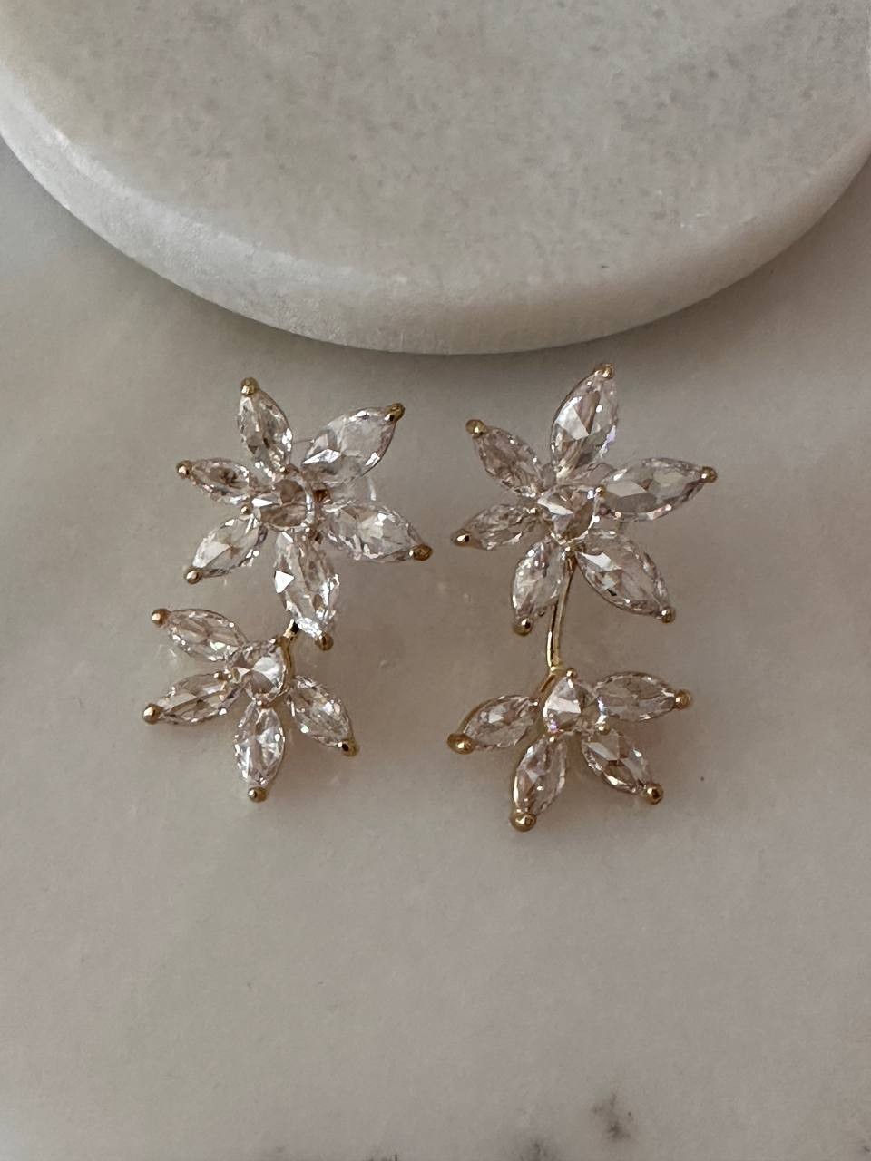 Vip Seri 925 K Gümüş Kaplama Gold Renk Zirkon Taşlı Çiçek Figürlü Tasarım Küpe Genişlik 2 cm. Uzunluk 3 cm.