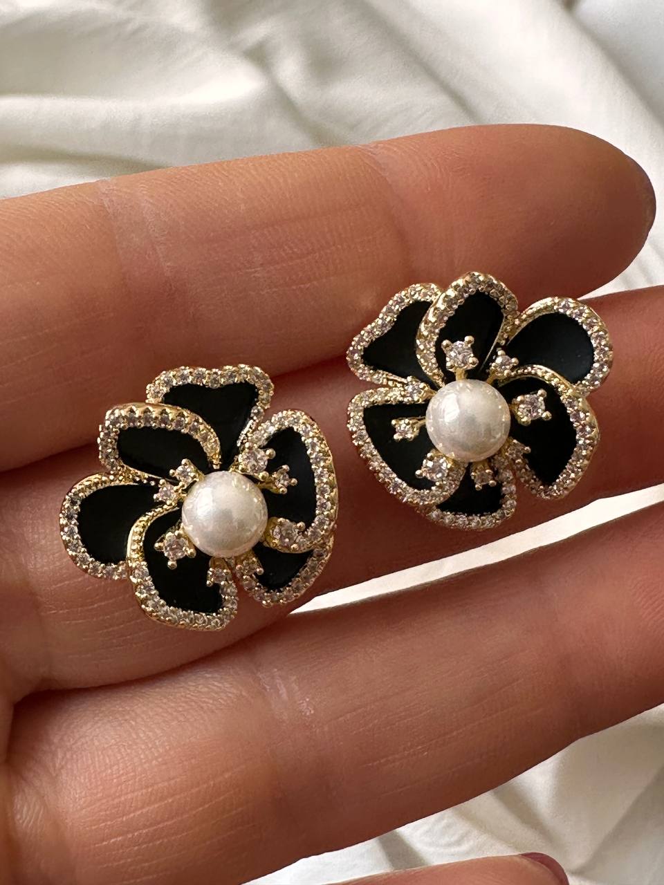 Vip Seri Gold Renk 925 K Gümüş Kaplama Zirkon Taşlı İnci Detaylı Siyah Çiçek Figürlü Küpe Genişlik 2 cm.