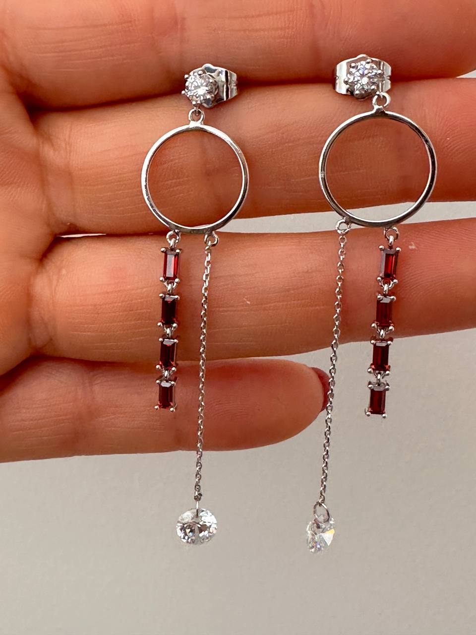 Vip Çelik Gümüş Renk Zirkon Kırmızı ve Beyaz Taşlı Antialerjik Sallantılı Tasarım Küpe Uzunluk 7 cm.