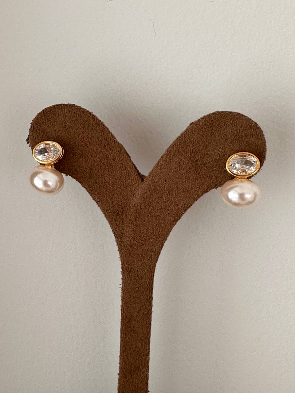 Vip Çelik Gold Renk Zirkon Taşlı ve Cam İnci Detaylı Minimal Küpe Uzunluk 1 cm.