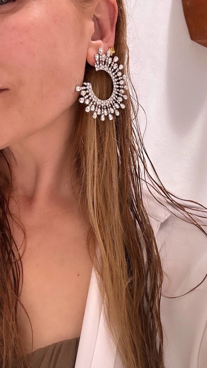 Gümüş Renk Rodyum Kaplama Kristal Taşlı Özel Tasarım Küpe En Boy 6 cm.